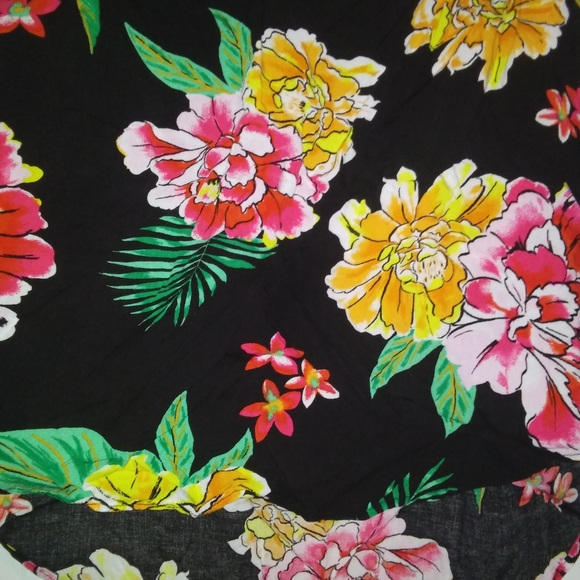 Old Navy Sleeveless tropical high low top - Picture 2 of 3